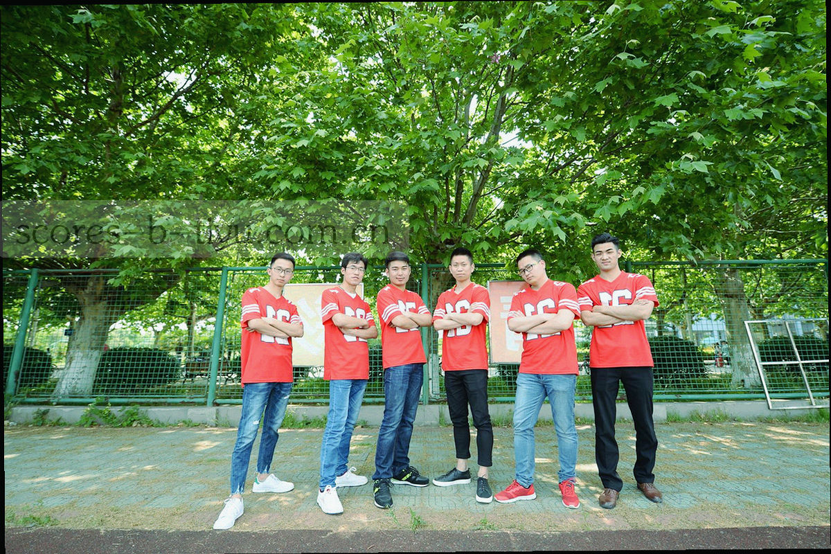 暗光环境中多块数据屏幕的光晕与剪影，不可辨认人物身份